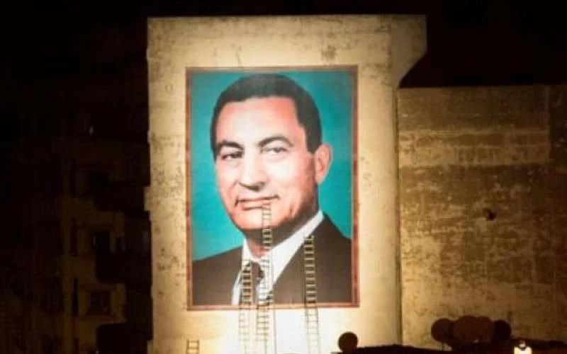 Bewoners Casablanca verrast door gigantisch portret Hosni Moubarak