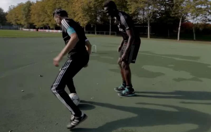 Freestylevoetballer Soufiane Touzani sterker dan Mario Balotelli (video)