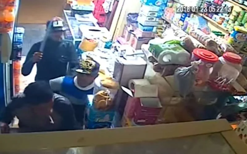Winkelier in Marokko jaagt gewapende dieven weg met stok (video)