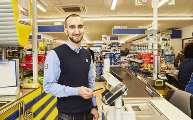 Fouad in bloemetjes gezet na betalen voor gehandicapte klant in Lidl Rotterdam