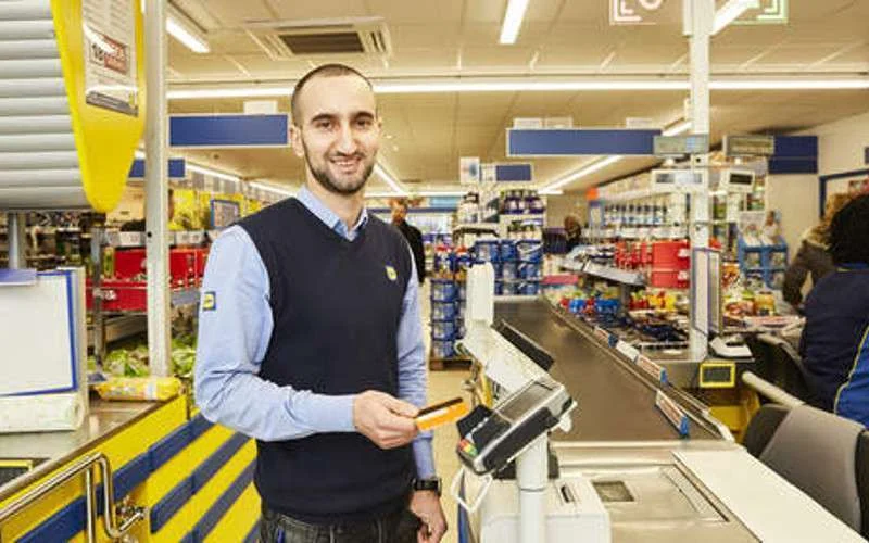 Fouad in bloemetjes gezet na betalen voor gehandicapte klant in Lidl Rotterdam