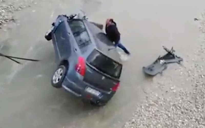 Marokkaanse held redt man na crash met auto in rivier (video)