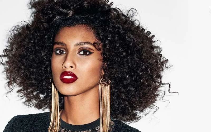 Imaan Hammam topless in nieuwe Vogue