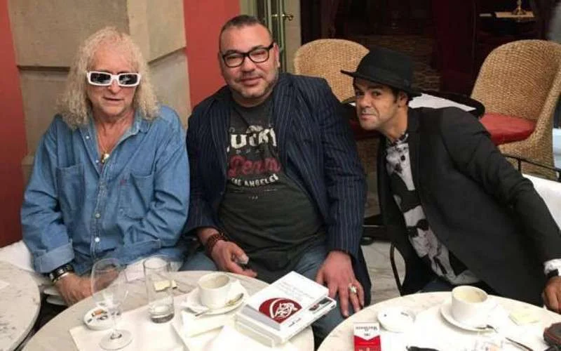 Foto Mohammed VI met cabaretier en zanger gaat viraal
