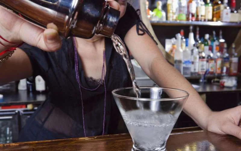 Jonge vrouw mishandeld en beledigd vanwege serveren alcohol tijdens ramadan