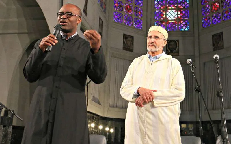 Mooi initiatief: grote ftour in kerk in Molenbeek (foto's)