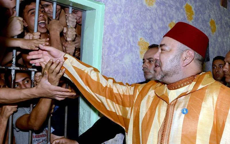 Koning Mohammed VI bezoekt gevangenen in Oukacha (video)