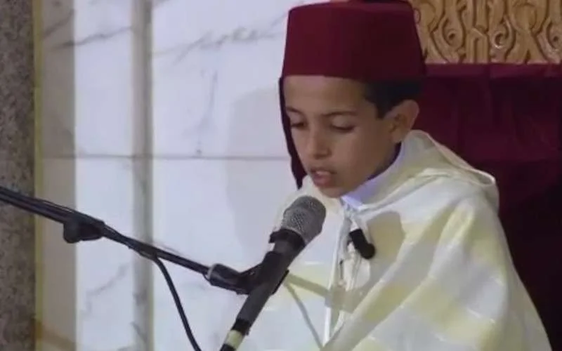 Kind reciteert Koran in Hassan II moskee voor Laylat Al-Qadr (video)