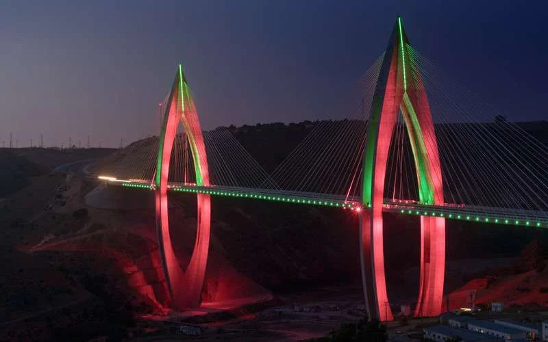 Tuibrug Rabat kleurrijk aangelicht (foto's)