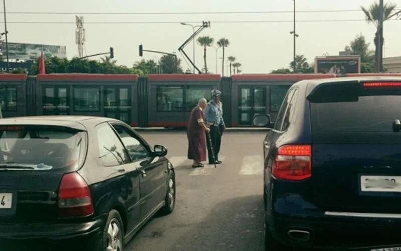 Agent in Casablanca zorgt voor admiratie door oude man te helpen (foto)