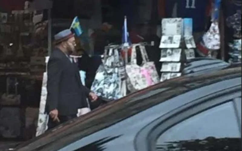 Koning Mohammed VI wandelt alleen in Parijs (foto)