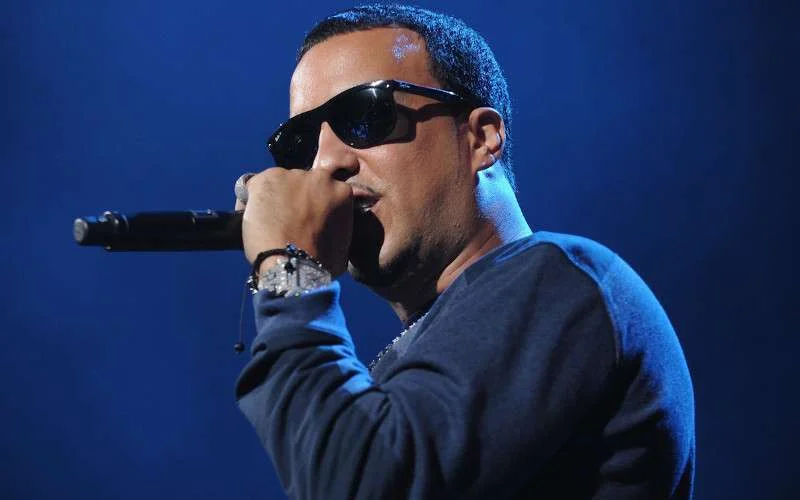 French Montana deelt geld uit in Casablanca (video)
