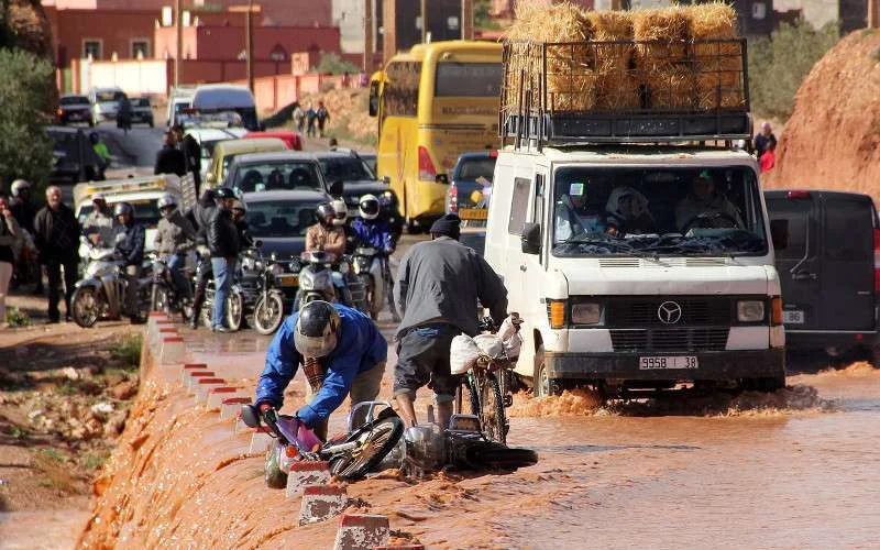 Wegen in Marokko afgesloten door regen (video)