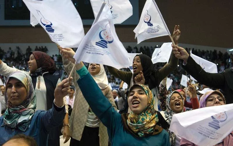 Ambtenaren door aanhangers PJD partij aangevallen, man in coma