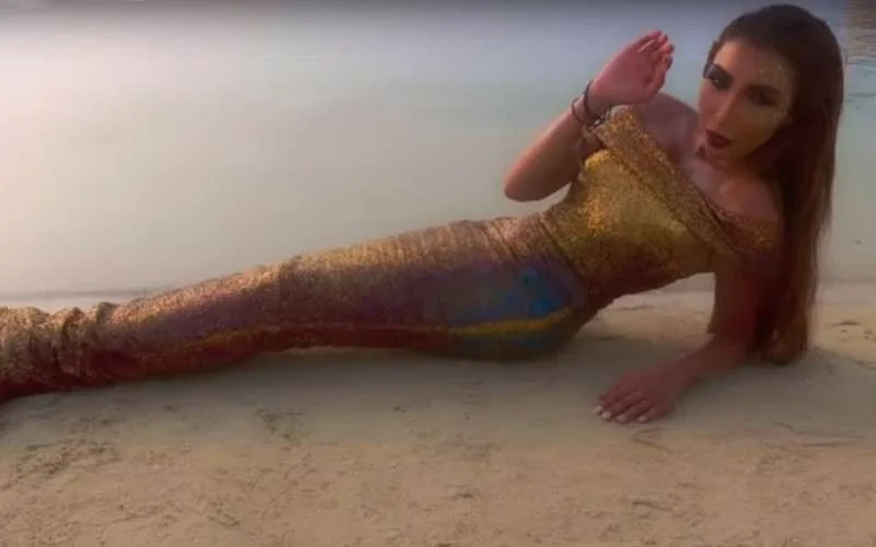 Dounia Batma is zeemeermin in nieuwe clip (video)