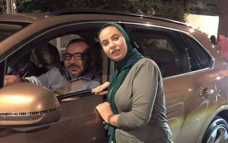 Koning Mohammed VI helemaal alleen in Casablanca (foto)