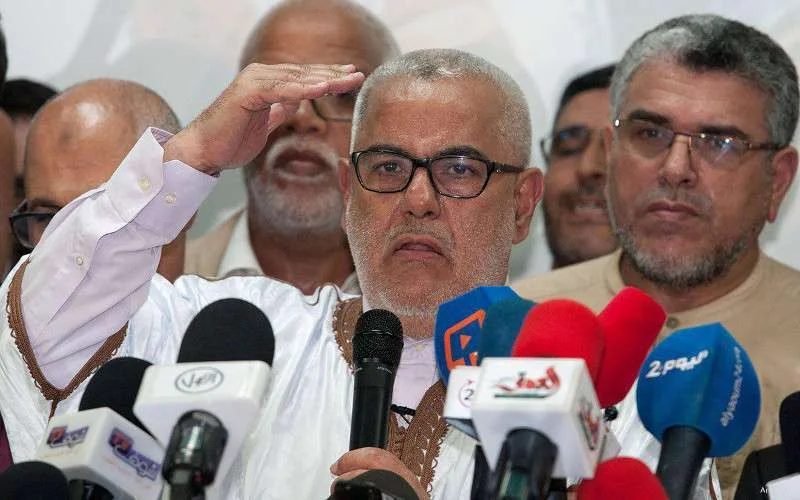 Premier Benkirane krijgt fles tegen hoofd (video)