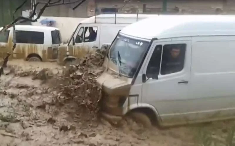 Lichaam kind gevonden na stortregens in Marokko (video)