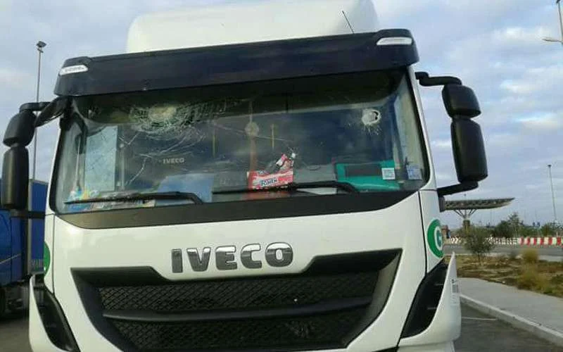 Vrachtwagen krijgt steen door ruit op snelweg Agadir (foto's)