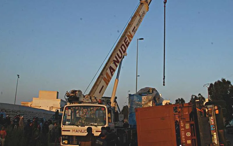 Vrachtwagen rijdt in kanaal Fqih Bensaleh, twee doden
