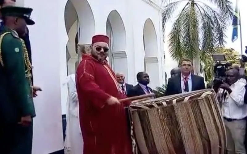 Topper: Koning Mohammed VI speelt percussie in Tanzania (video)