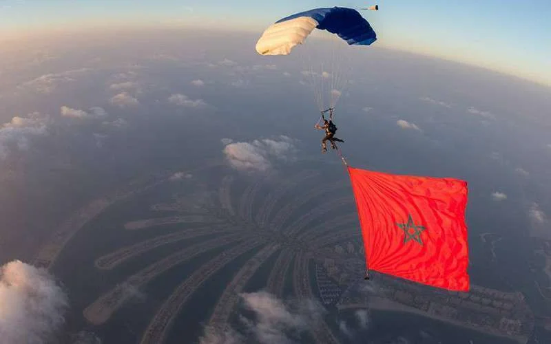Marokkaanse vlag in lucht Dubai (foto's)