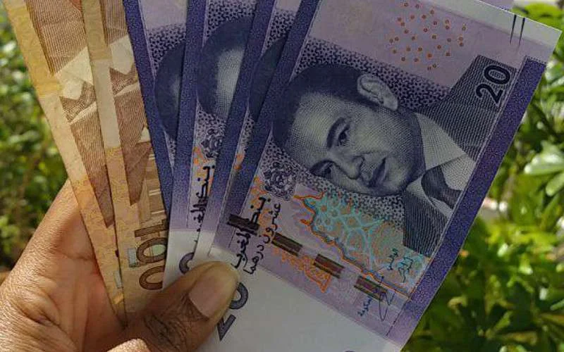 Geld valt uit lucht in Fez