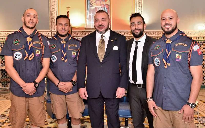 Koning Mohammed VI op de foto met muziekband Fnaire
