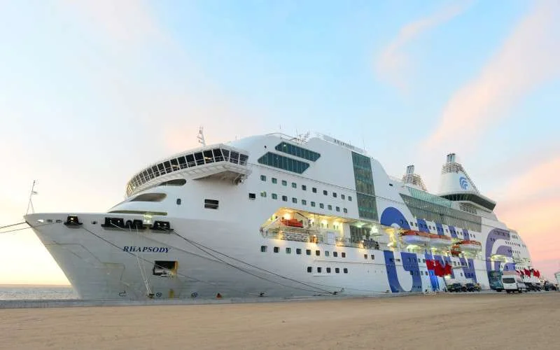 Drijvend hotel voor deelnemers Crans Montana Forum in Dakhla