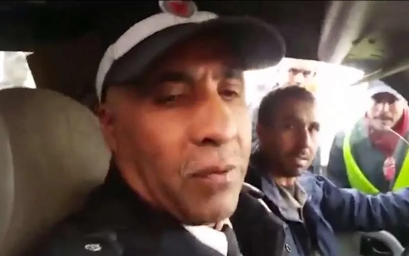 Vrouw in Casablanca cel in voor slaan agent