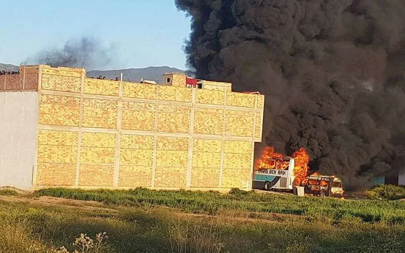 Wooncomplex politie in Al Hoceima door demonstranten vernield (foto's)