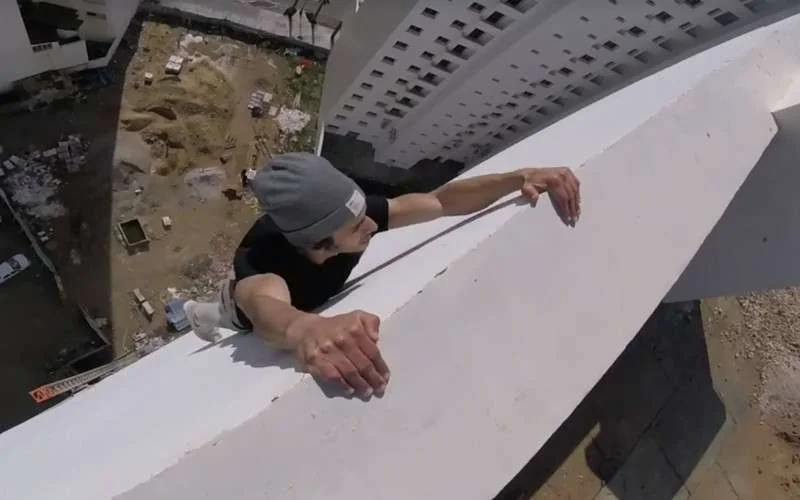 Waaghals Khalid Tenni traint op hoogste gebouw Tanger (video)