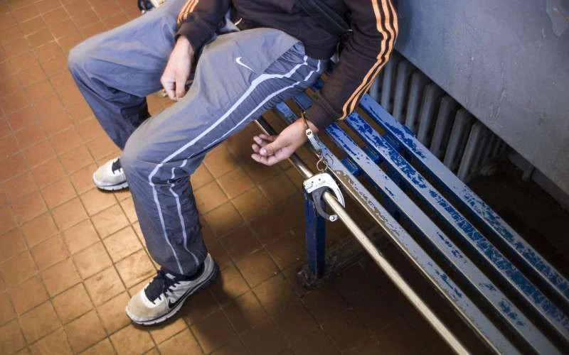 Gestoorde man in Tanger valt mensen aan met mes