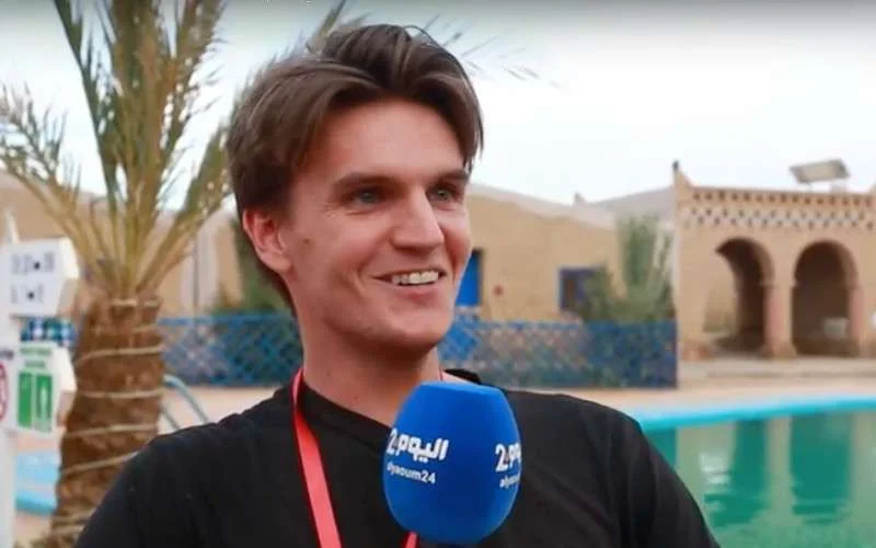 Amerikaan vertelt in het Darija over zijn aankomst in Marokko (video)