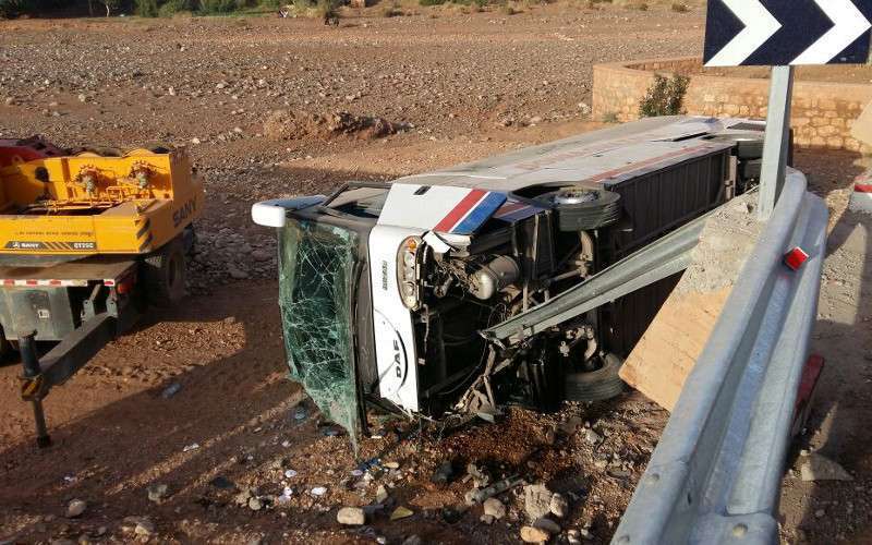Een dode en 43 gewonden bij dramatisch busongeluk in Marokko (foto's)