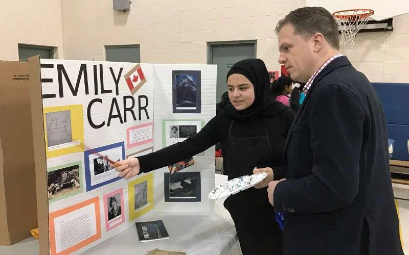 Canadese Kamerlid doet mee aan Ramadan (video)