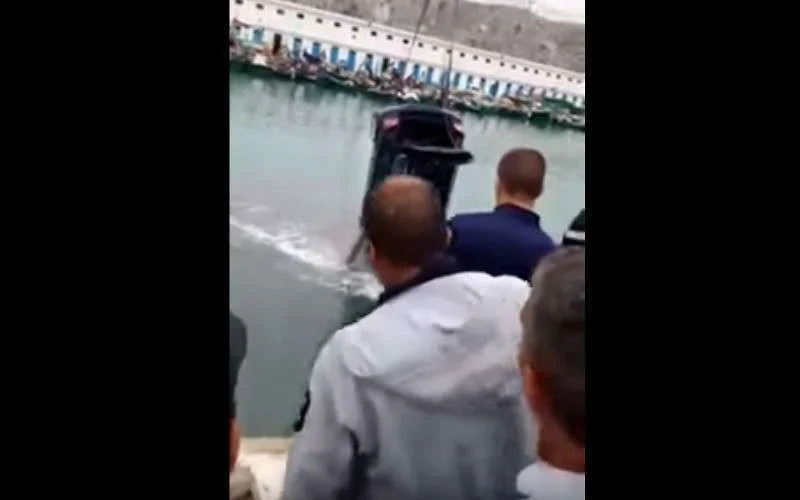 Auto valt in water in haven Al Hoceima, man overleden (video)