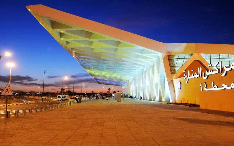 Passagier op startbaan luchthaven Marrakech hardhandig gearresteerd (video)