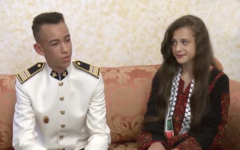 Kroonprins Moulay Hassan ontmoet Palestijnse kinderen (video)