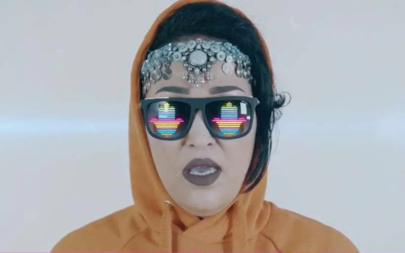 Aïcha Tachinouite brengt « Wach Katfhem Laarbia ? » uit (video)