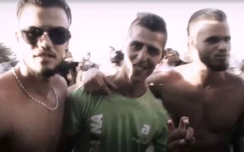 Wie zijn deze knapperds die trots hun spieren tonen in Tanger? (video)