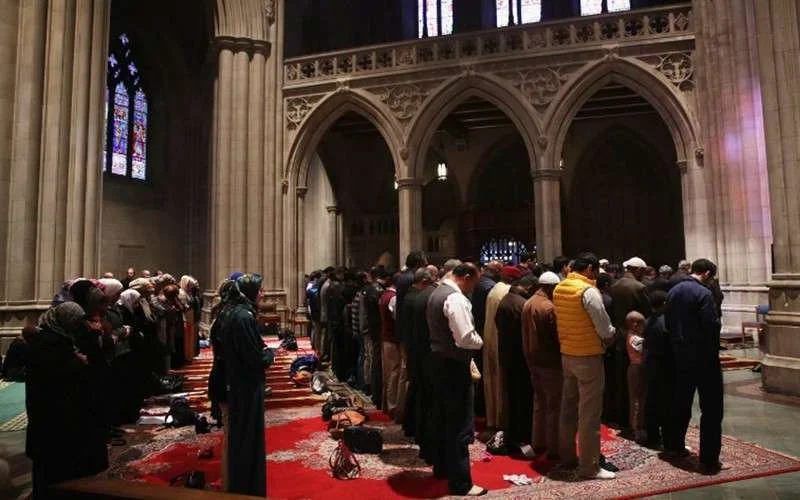 Kerk in Parijs opent deuren voor moslims zonder gebedsruimte