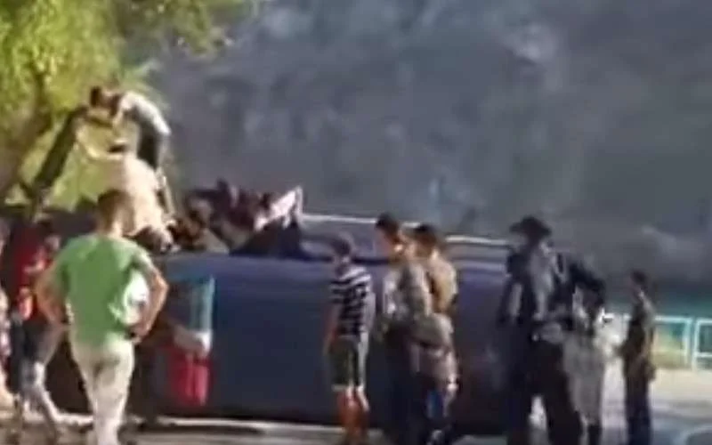 Burgers Al Hoceima bevrijden agenten uit busje na ongeval (video)