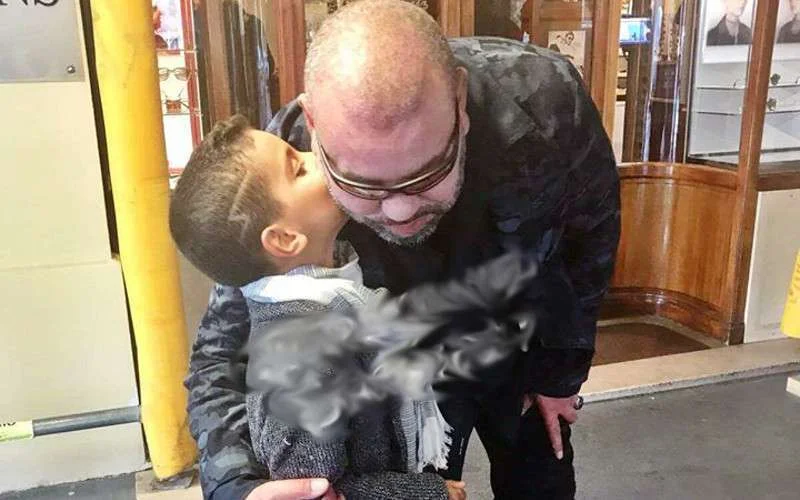 Vertederend: Koning Mohammed VI krijgt kus van jongetje in Parijs (foto)