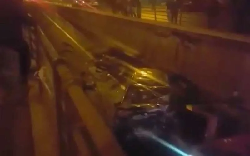 Indrukwekkende beelden: auto valt in tunnel in Casablanca (video)