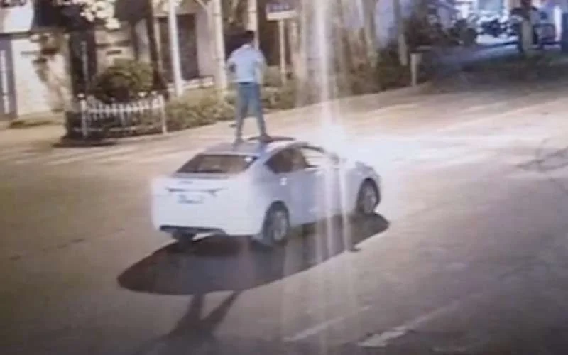 Supporter Marokko verliest rijbewijs na rijden met mensen op dak auto