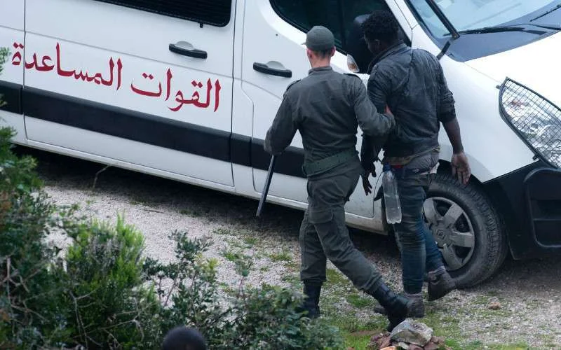 300 Afrikaanse migranten bestormen grensovergang Sebta (video)