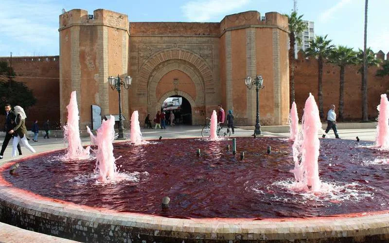 Fonteinen Rabat rood gekleurd tegen vrouwengeweld (foto's)