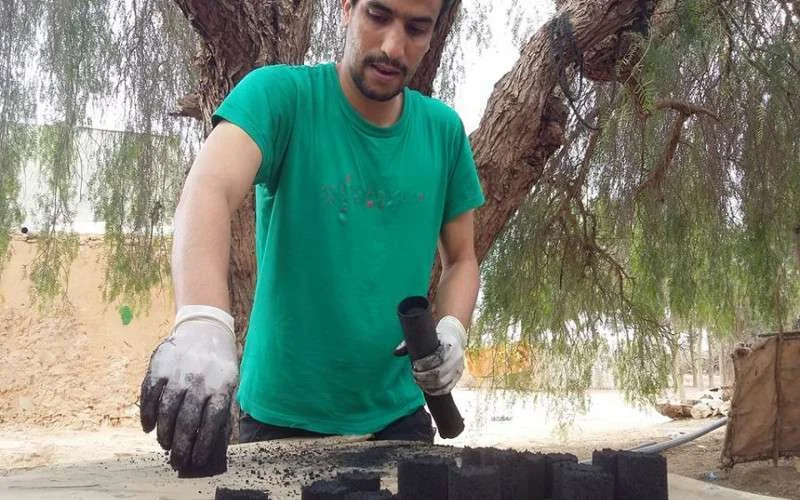 Marokkaan maakt milieuvriendelijke steenkool met afval (foto's)