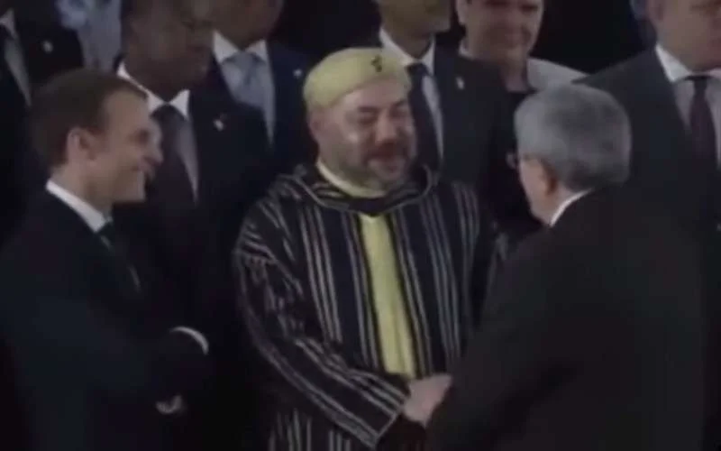Koning Mohammed VI en Algerijnse Premier Ahmed Ouyahia schudden elkaar hand (video)